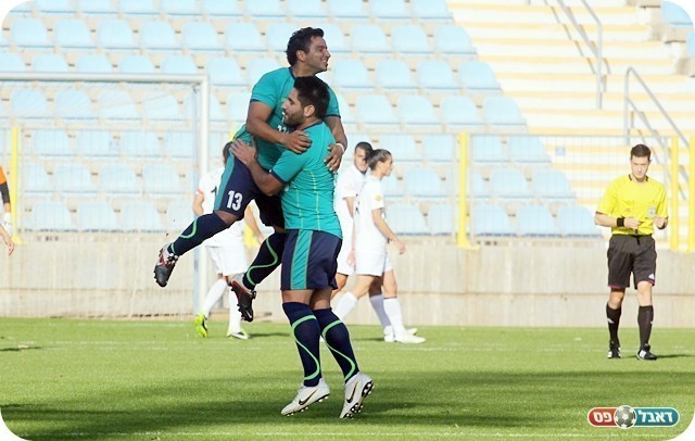 שוויון מוזר, שחקני כפר קנא חוגגים (צילום: לירן דורף)