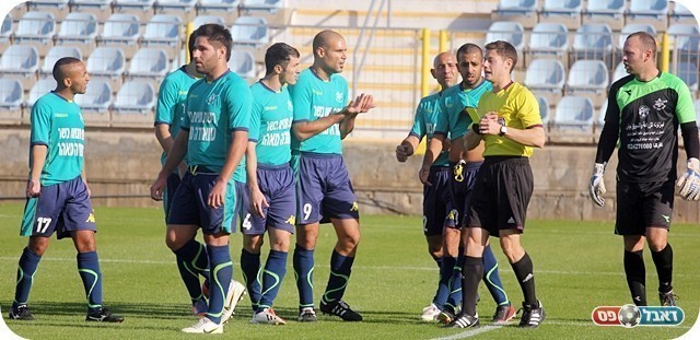 שחקני כפר קנא מבקשים הסברים (צילום: לירן דורף)