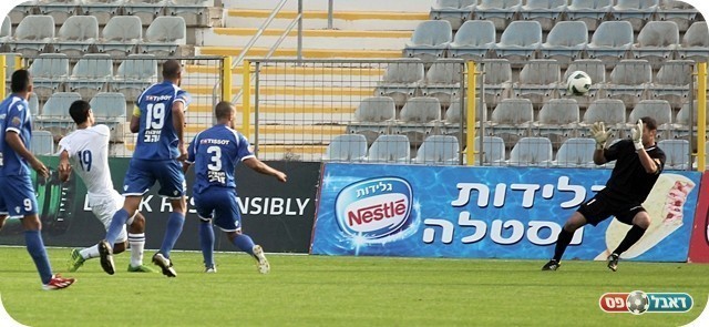 המשחק לא התעלה לרמה גבוהה. קהת מחטיא (צילום: לירן דורף)