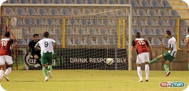 גינזבורג ניחש נכונה. מלכה מחטיא את הפנדל (צילום: לירן דורף)