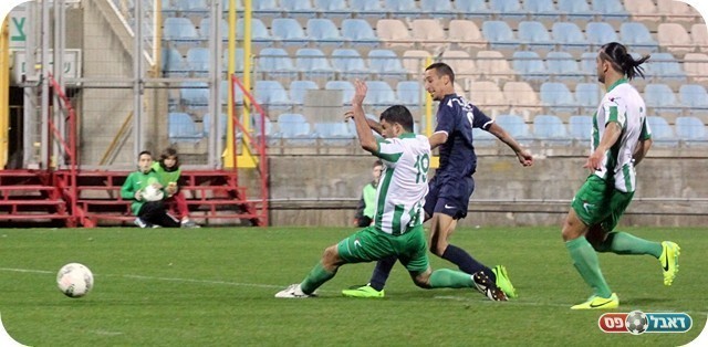 הרצליה פתחה טוב את המחצית השנייה. בוארון בועט (צילום: לירן דורף)