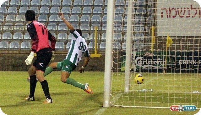 הזדמנות הרצליה. בסוק בועט, שאהין על הריבאונד והכדור בחוץ (צילום: לירן דורף)