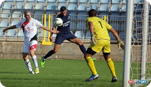 פתיחה קצבית. בןארון נוגח לרשת החיצונית (צילום: לירן דורף)