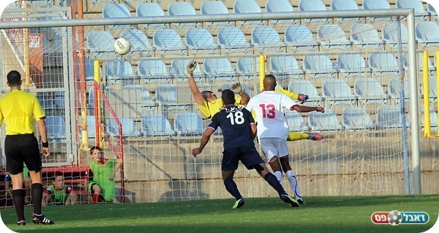 הצלת המשחק. בעדאש עוצר את באסוק (צילום: לירן דורף)