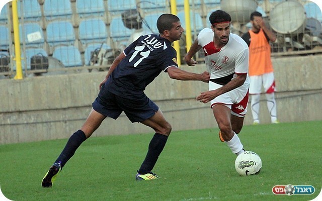 כאן דווקא קרה ההיפך. כהן תופס את דנין (צילום: לירן דורף)