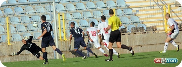 הצליח ללטף. לוי במגע עם הכדור (צילום: לירן דורף)