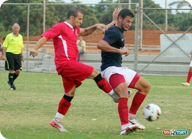 לא מוותרים על אף כדור. ההרכבים השניים (צילום: לירן דורף)