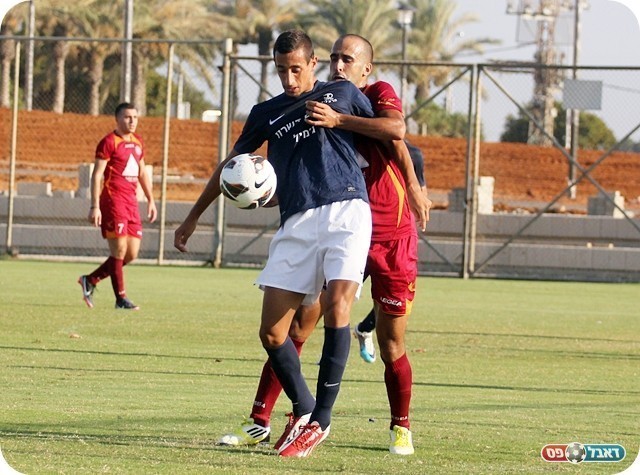 שלד מקומי. יוסף אבו ראס (באדום) שומר על בוארון מהרצליה (לירן דורף)