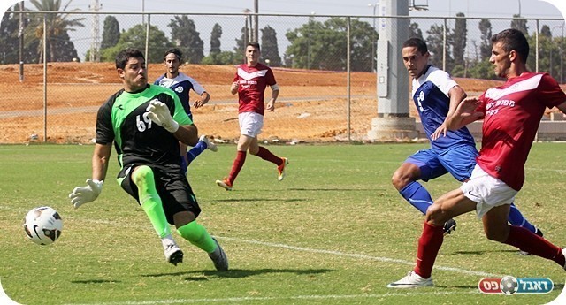 מצב ראשון להרצליה. שאהין מחמיץ מול רז (צילום: לירן דורף)