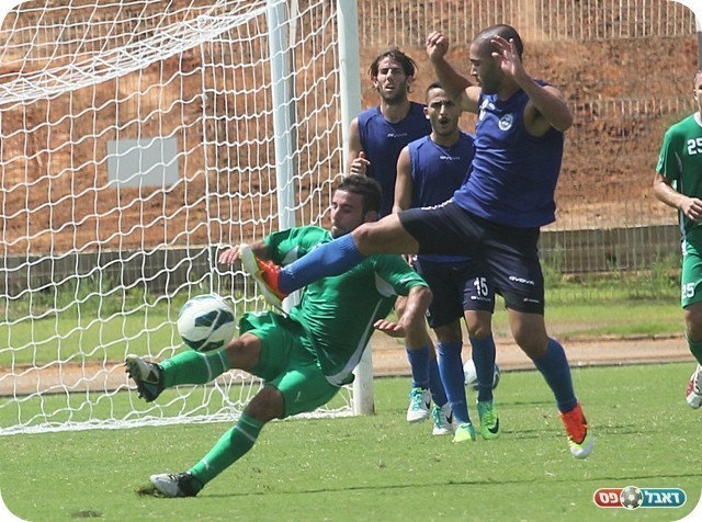 הרבו בחילופים. פרץ בקפיצת נינג'ה על עבד אלחי (צילום: לירן דורף)