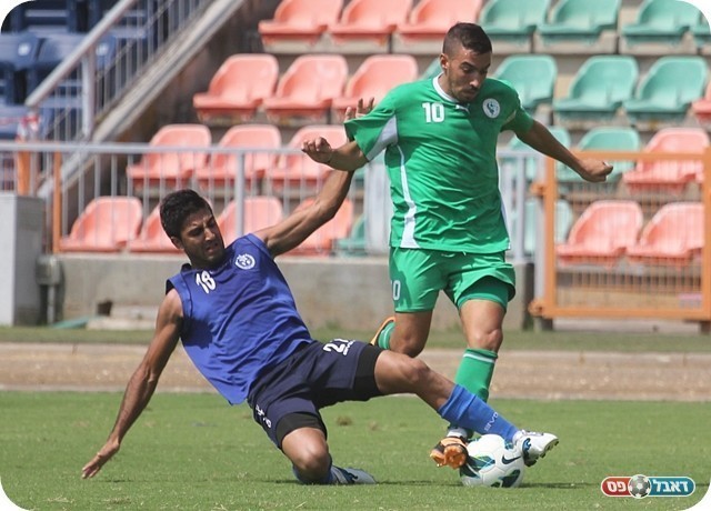 לחץ של כפ"ס בפתיחת המחצית. צ'יציאן מתקל את בן שושן (צילום: לירן דורף)