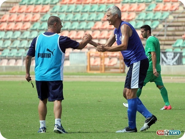 מאמן - שופט. ויינשטיין אומר שלום למגאמדוב (צילום: לירן דורף)