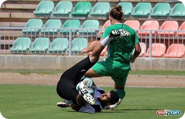 חצי המצב הראשון. ג'וברי מראה לקורטיבה גמישות מהי (צילום: לירן דורף)