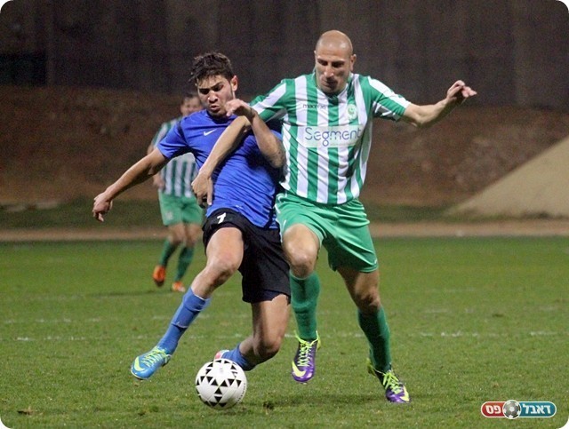 ניסים במאבק מול תום דן (צילום: לירן דורף)