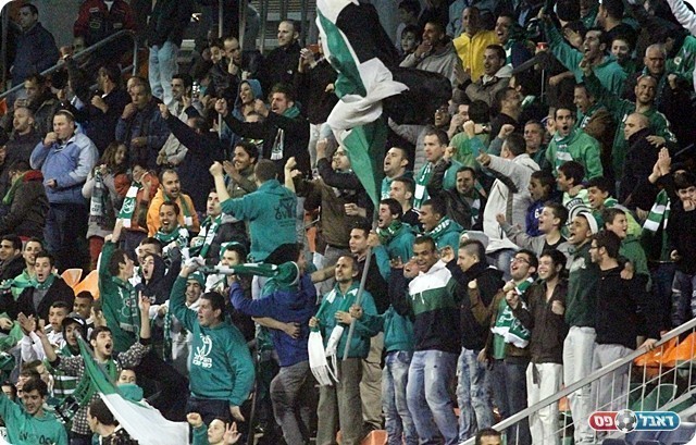 והאוהדים חוגגים (צילום: לירן דורף)