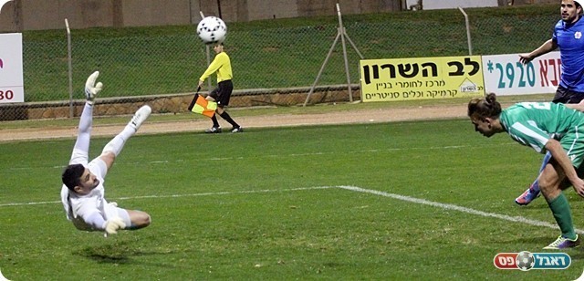 דוד עוצר את קירטבה (צילום: לירן דורף)