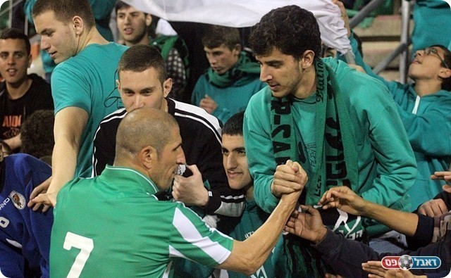 ניסים והאוהדים חוגגים בסיום (צילום: לירן דורף)