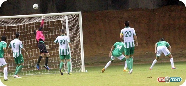 הצלת המשחק. ביראני הודף את הנגיחה של לוי (צילום: לירן דורף)