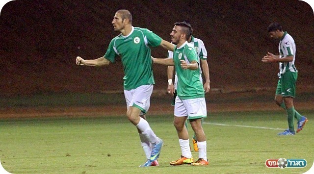 וחוגג עם בן שושן (צילום: לירן דורף)