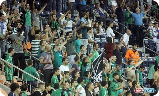 שחם נכנע לרחשי הקהל? אוהדי כפר סבא (צילום: לירן דורף)