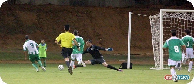 דלייה לא נבהלה. דוד בועט לרשת החיצונית (צילום: לירן דורף)