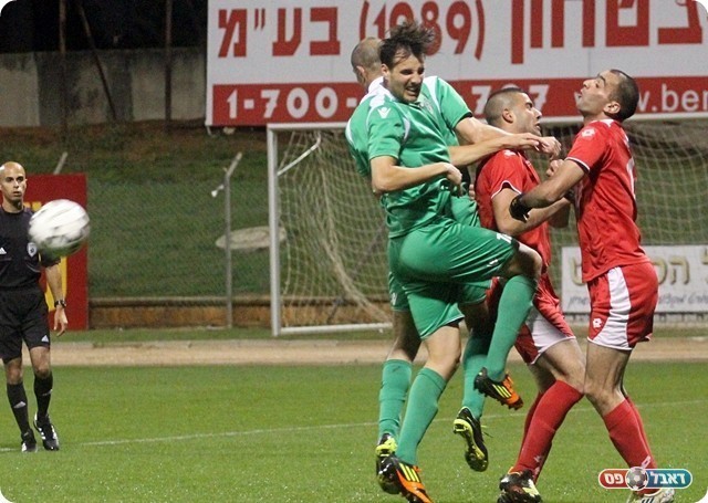 אסקלינג מנסה לפרוץ את הבונקר של דליה.