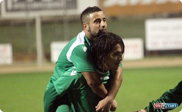 עבד אלחי חוגג עם בניש בסיום.