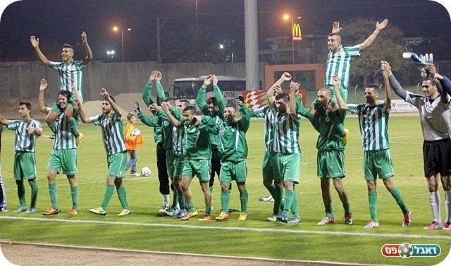 שחקני כפ"ס מודים לקהל (צילום: לירן דורף)