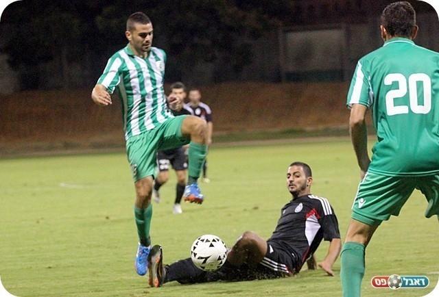 סגר עניין. טקץ' מתקל את אביטן (צילום: לירן דורף)