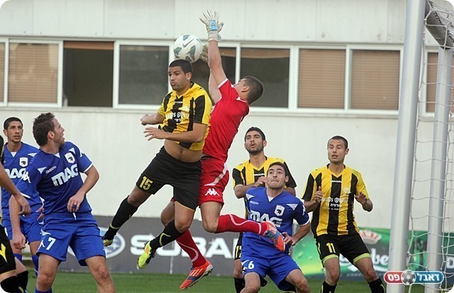 ילון מעל אוחיון. יש שוער בשער (לירן דורף)