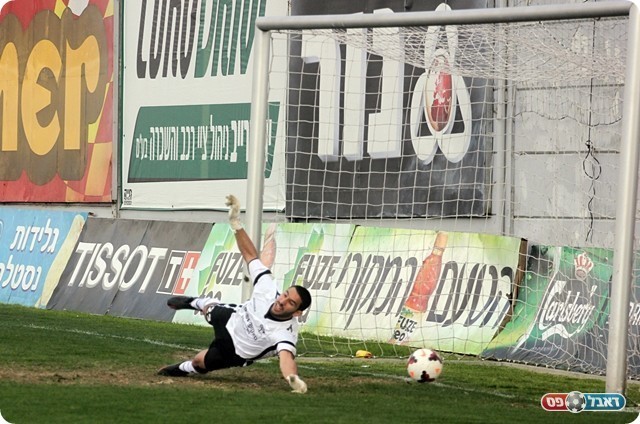 מנקר נכנע לפנדל של רותם (לירן דורף)