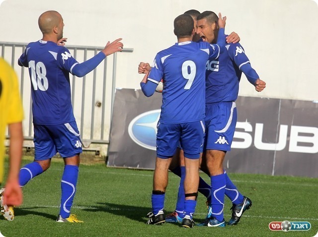 וחוגג עם החברים