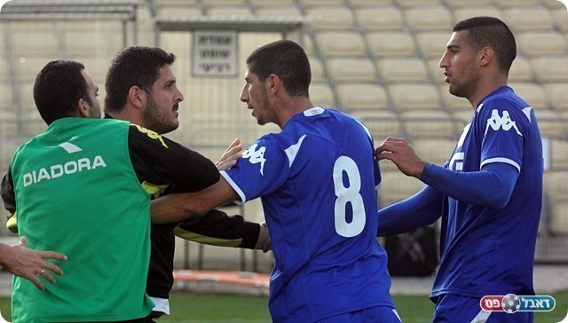 התחלת המהומה. ג'נשווילי (משמאל), בר דוד ומזרחי (לירן דורף)