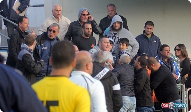 האוהדים מנסים לפרוץ פנימה ונבלמים (לירן דורף)