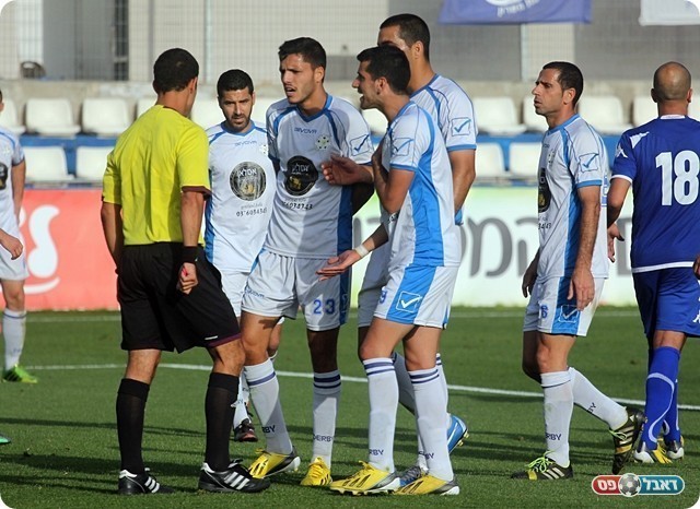 שחקני קרית אונו באים בטענות על הפנדל (לירן דורף)