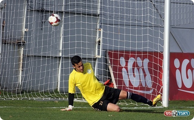 זיו נכנע לפנדל (לירן דורף)