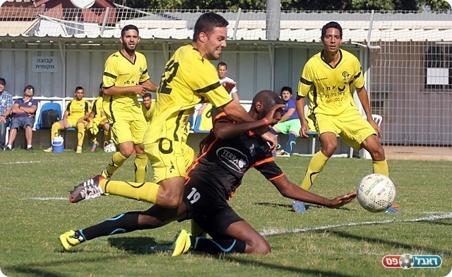 טענות לפנדל, יוסף חיים נדחף קלות ע"י אייזיק (לירן דורף)