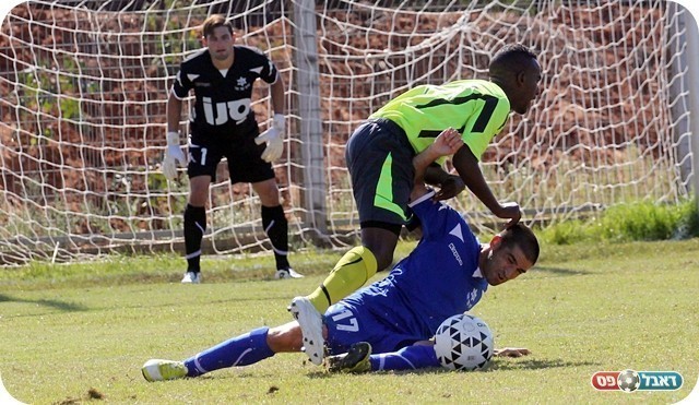 חצי מצב .ישראלי עוצר את זמרי (צילום: לירן דורף)