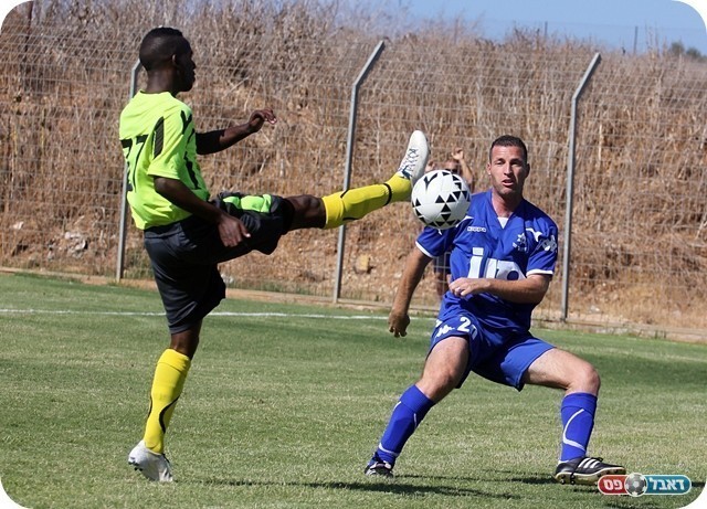 משחק קשה. חלוואני מכפר יונה (בכחול. צילום: לירן דורף)