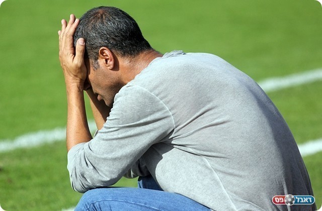 התמונה הזו כנראה מסכמת הכל, מאיר סומך תופס את הראש (לירן דורף)