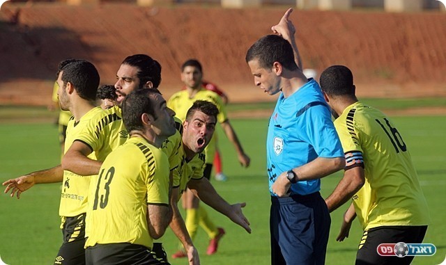 שחקני הוד השרון לא מקבלים את ההחלטה של אסולין (לירן דורף)