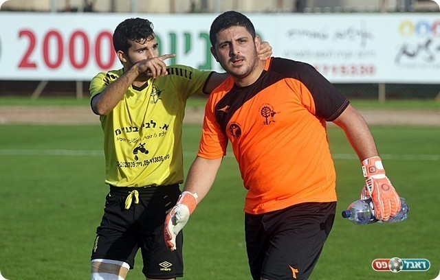 איש המשחק ג'נשווילי מקבל את הברכות מדודי הלל (לירן דורף)