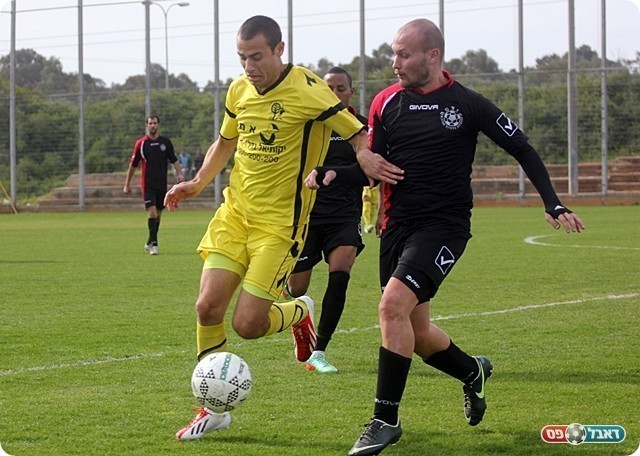 פוגל דוחף את שפורקין, רגע לפני הכניסה בגדר