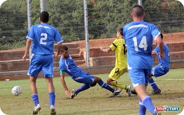 כמעט כבש. שפורקין בועט חלש (צילום: לירן דורף) 
