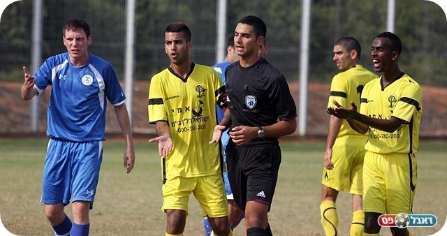 שחקני הוד השרון באים בטענות (צילום: לירן דורף) 