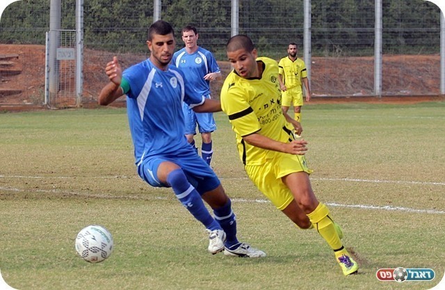 חוסר ריכוז משווע. אוחיון בורח מליטף נחום (צילום: לירן דורף) 