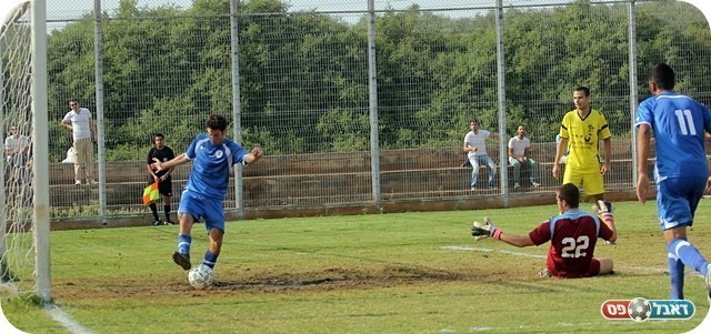 ליברובסקי מחלץ מהקו (צילום: לירן דורף) 