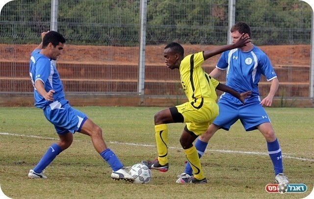 עוד החמצה. זימרי מול כוכבי ושטרן (צילום: לירן דורף) 