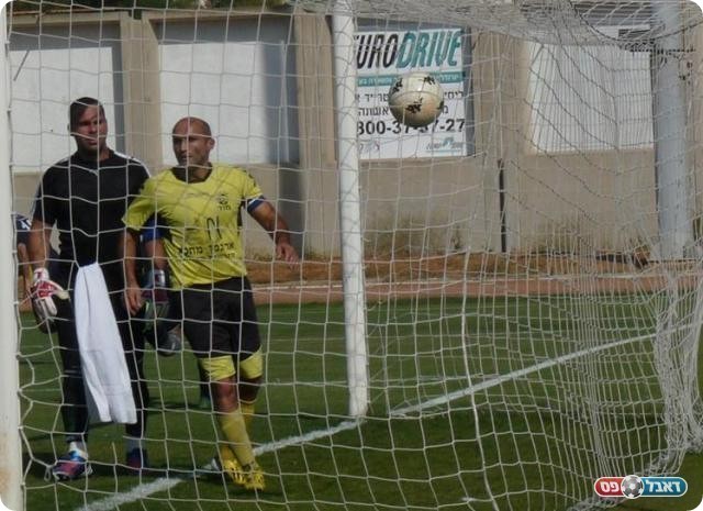 הכדור ברשת (אלי שמואלי)