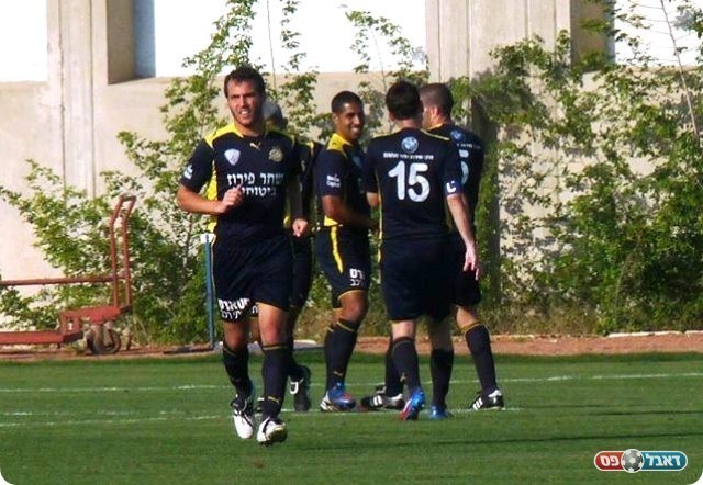 וחוגג עם החברים (אלי שמואלי)